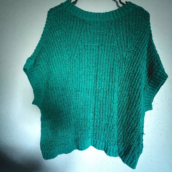 Tommy Bahama V-Neck Cropped Sweater - Picture 4 of 4